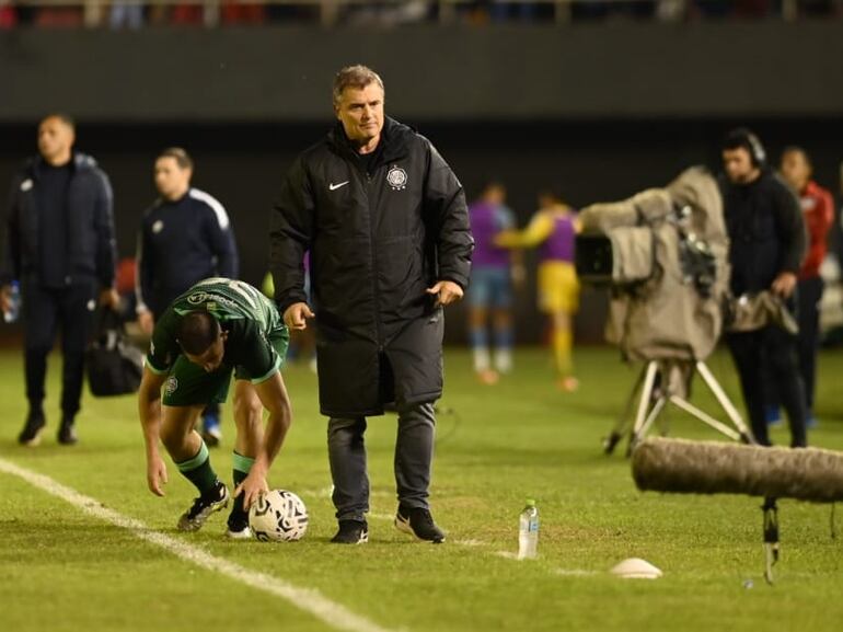 El uruguayo Diego Aguirre, entrenador de Olimpia, en el partido contra Resistencia por la segunda fecha del torneo Clausura 2023 del fútbol paraguayo en el estadio Antonio Aranda, en Ciudad del Este, Paraguay.