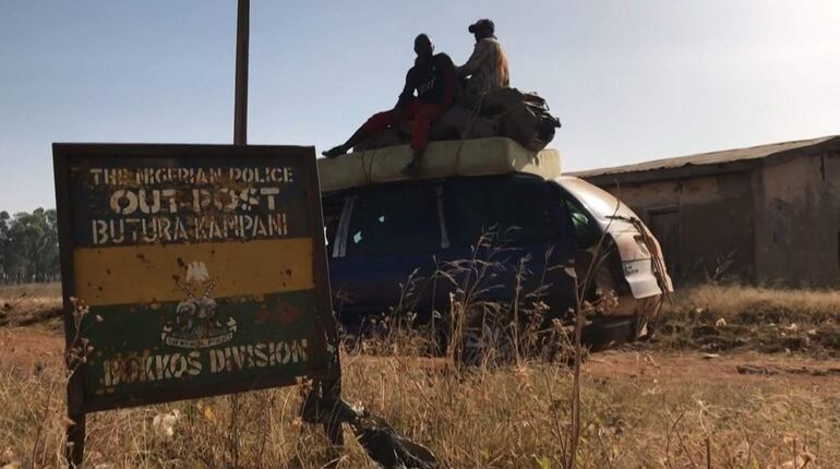 Vecinos de una aldea del estado de Plateau, Nigeria, huyen ante los recientes ataques.