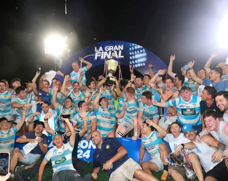 Festejo de los campeones en el estadio Héroes de Curupayty, que cerró la temporada 2024 de nuestro rugby. San José ganó dos de las cuatro finales del sábado.