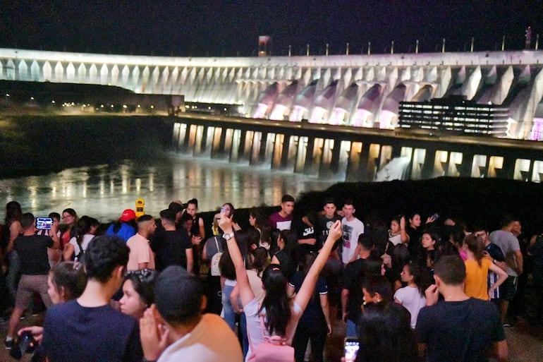 Miles de turistas visitan cada año la Iluminación Monumental de la Central Hidroeléctrico Itaipú.