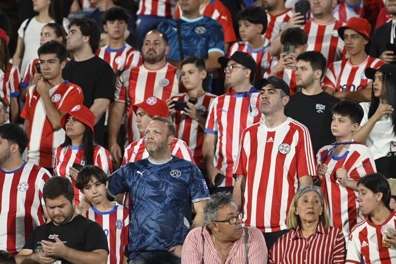 Los hinchas de Paraguay en la previa del partido frente a Argentina por las Eliminatorias Sudamericanas 2026 en el estadio Defensores del Chaco, en Asunción.