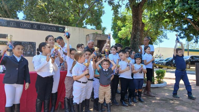 Una treintena de pequeños jinetes y amazonas dieron alegría a la jornada, en la Mini Escuela.