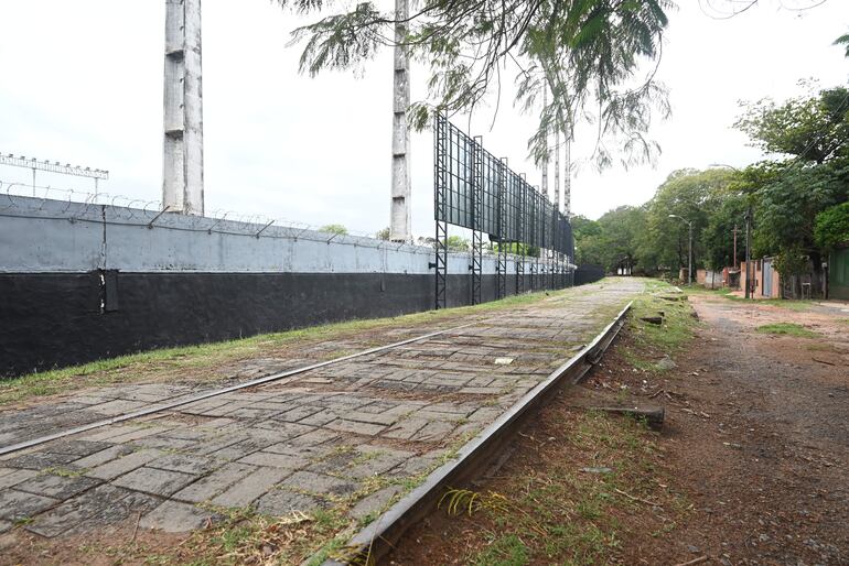 Las vías del tren se encuentra a escasos metros del Club Libertad, y la cancha estaría sobre la franaj de dominio.