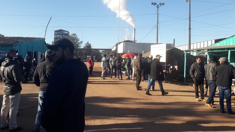 Cañicultores bloquearon la alcoholera de M. J. Troche.