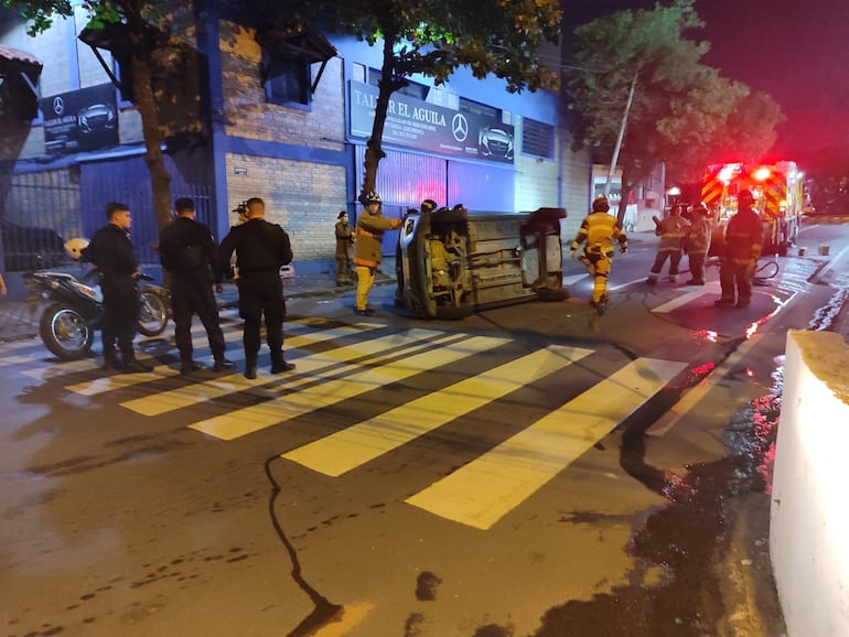 Aparatoso accidente de tránsito con vuelco de vehículo deja a un herido.