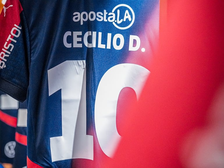 La camiseta que utilizará Cecilio Domínguez en el partido de hoy frente a Monagas por la revancha de la Fase 2 de la Copa Libertadores 2025 en el estadio La Nueva Olla, en Asunción, Paraguay.