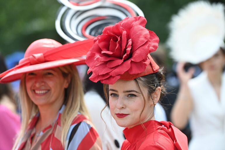 Dos participantes del público en la carrera de Ascot. 
