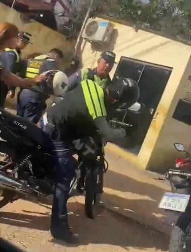 Momento en que el agente de PMT, José Fleitas, propinaba golpes al motobolt Julio Jiménez.