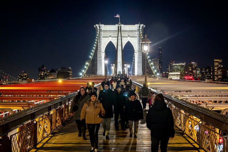 Los arcos del puente neoyorquino de Brooklyn se iluminan por primera vez en cuarenta años. Imagen extraída de X.