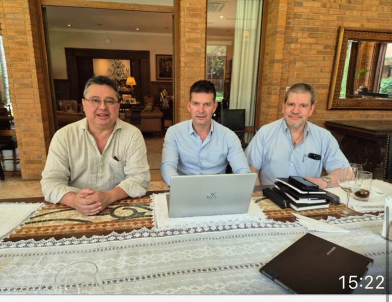 El senador Gustavo Leite, el exsenador Sergio Godoy y el senador Antonio Barrios, en el quincho de Horacio Cartes.