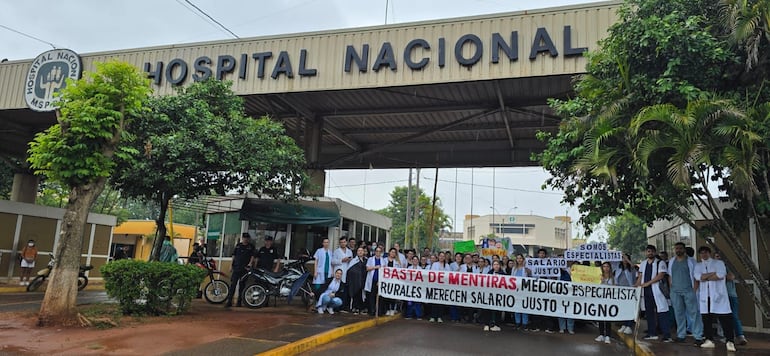 Médicos del Hospital Nacional de Itauguá se manifestaron también este lunes.