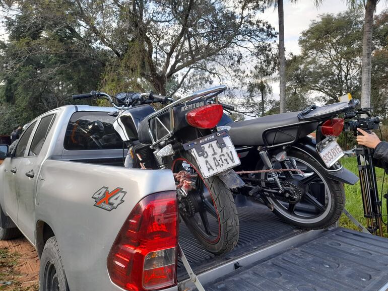 Motocicletas incautadas en el allanamiento para detener a sospechosos del crimen del guardia de seguridad de una tienda de electrónica en Villa Morra, Asunción.