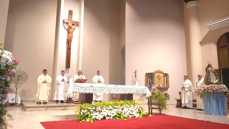 La misa celebrada por monseñor Celestino Ocampo y concelebrada por párrocos de diferentes distritos.