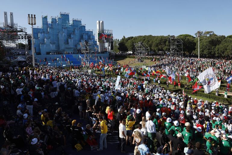 El papa Francisco pidió hoy políticas que ayuden a proteger el medio ambiente y a garantizar un futuro a los jóvenes, acuciados por la falta de trabajo y el aumento del coste de la vida, durante su discurso a las autoridades de Portugal, en la Jornada Mundial de la Juventud (JMJ) de Lisboa.