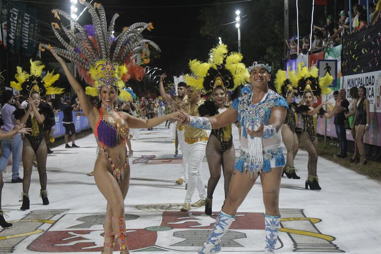 La penúltima noche del carnaval guaireño brillo con las presentaciones de las diferentes comparsas y las bellas bailarinas que brindaron algarabía al público presente.