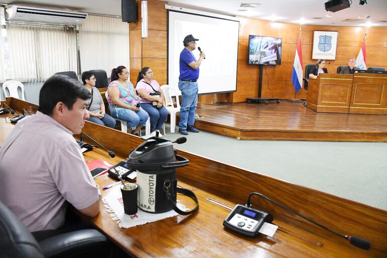 Vecinos de Itá Pyta Punta en la sesión de la Comisión Permanente de la Junta Municipal.