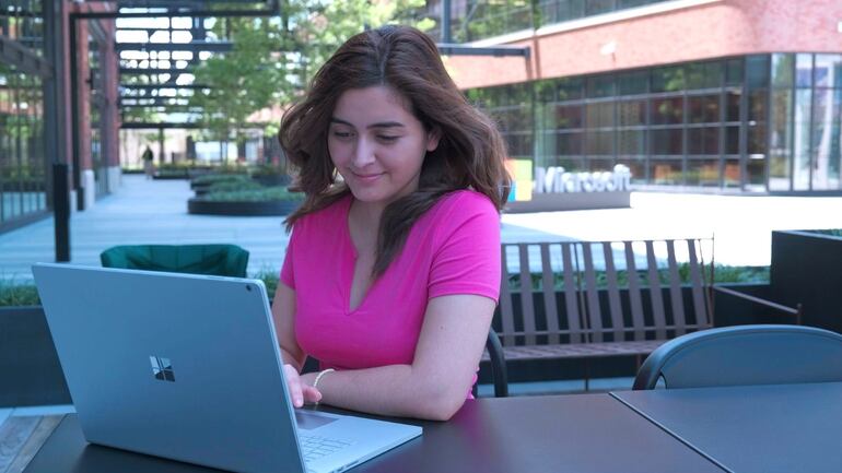 La joven paraguaya en las instalaciones de Microsoft.