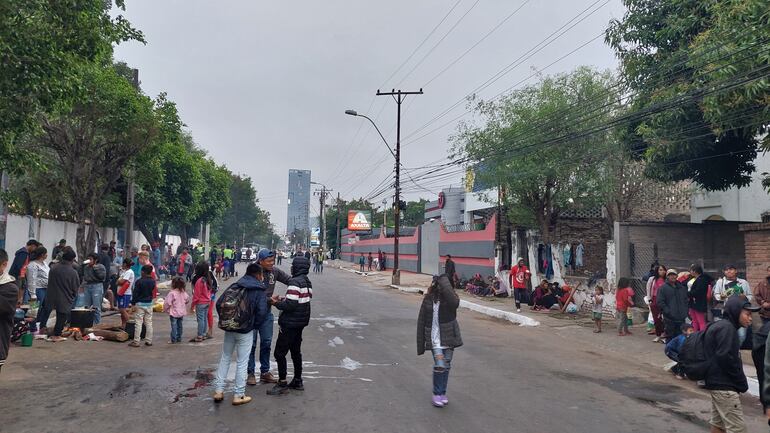 Integrantes de la Organización Nacional de Aborígenes Independientes, apostados frente al Indi, pretende marchar hoy hacia el microcentro de Asunción.