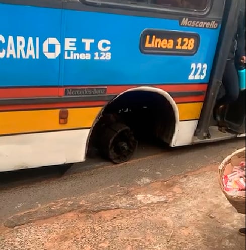 Un bus de la Línea 28 perdió la ruta cuando circulaba sobre ruta II, ayer. Esta empresa cobra subsidios pero no se aprecia que preste un óptimo servicio.