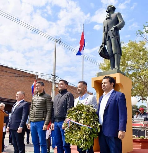 Santiago Peña y Pedro Alliana participaron del acto en conmemoración de los 244 aniversario de la ciudad de Pilar.