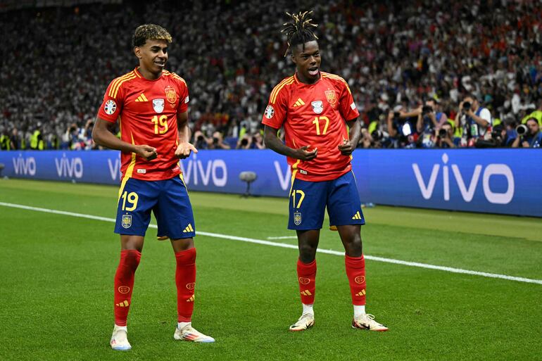 Nico Williams (d) y Lamine Yamal (i), jugadores de la selección de España, festejan un gol en el partido frente a Inglaterra por la final de la Eurocopa 2024 en el estadio Olímpico, en Berlín, Alemania.