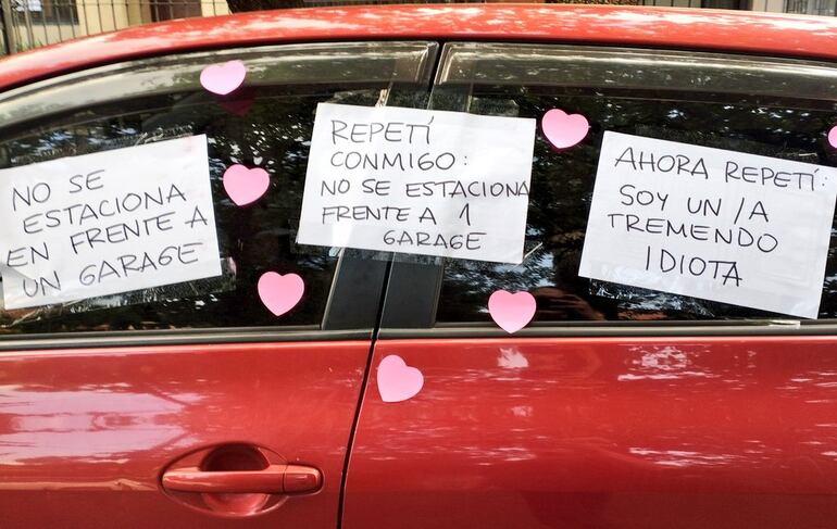 Contundentes mensajes de la dueña de una casa donde habitualmente los autos, estacionan de manera imprudente.