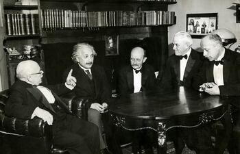 W. Nernst, Albert Einstein, Max Planck, R. A. Millikan y Von Laue en Berlín, 1931