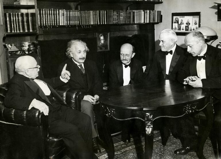 W. Nernst, Albert Einstein, Max Planck, R. A. Millikan y Von Laue en Berlín, 1931