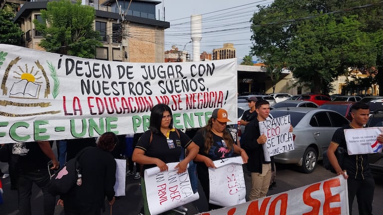 Estudiantes de la Universidad Nacional del Este (UNE) llegan al Congreso para sumarse a las manifestaciones a favor del Arancel Cero.