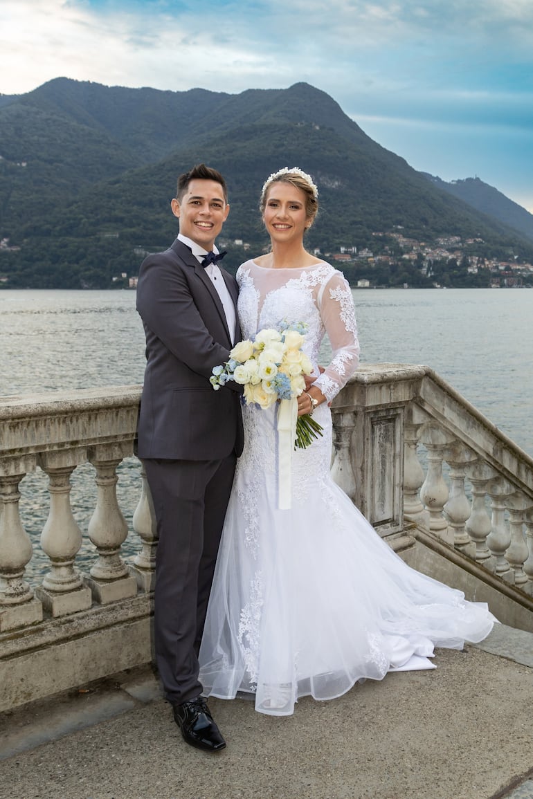 Bella imagen de los recién casados Alejandra Alonso y Giovanni Re a orillas del Lago di Como, Italia. (Gentileza)