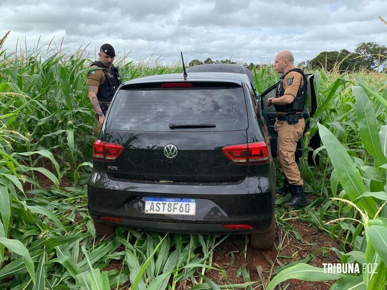 El vehículo abandonado por los sicarios en una plantación de maíz.