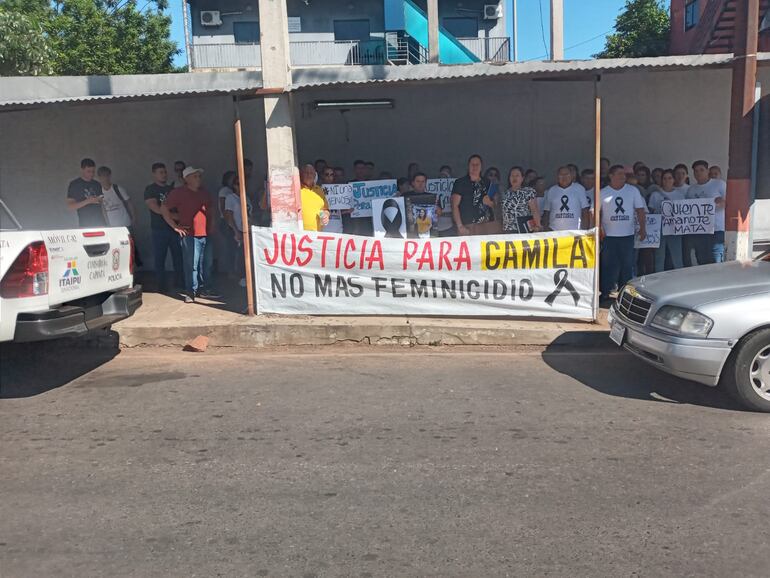 Manifestación de familiares de víctima de presunto feminicidio en Capiatá.