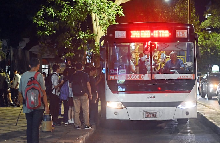 La gente se aglomera para subir al bus, luego de esperar por horas por las unidades de transporte público.