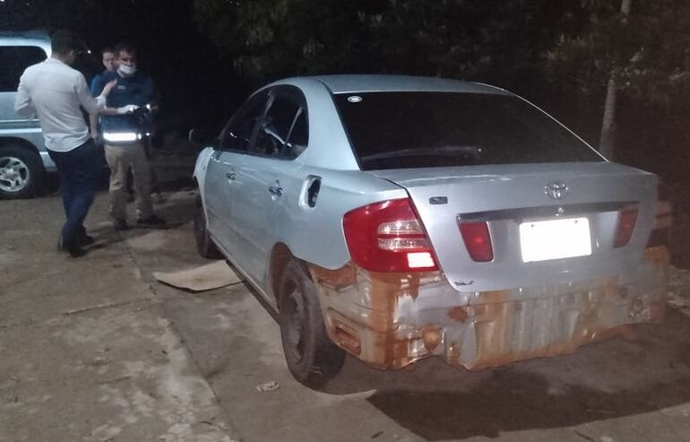 El automóvil y la víctima fueron abandonados en una calle sin salida.