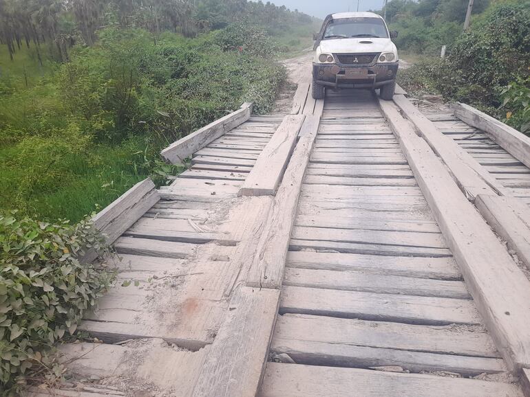 Estado actual de uno de los puentes de madera. Es una trampa mortal sobre el tramo que llega a Fuerte Olimpo.