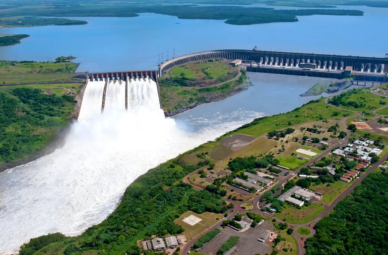 El lago artificial, cuya expansión, extensión y profundidad depende de las lluvias, es el segundo "mar interno" con el que cuenta Paraguay, luego de posibilitar la generación de electricidad en Itaipú y Yacyretá.