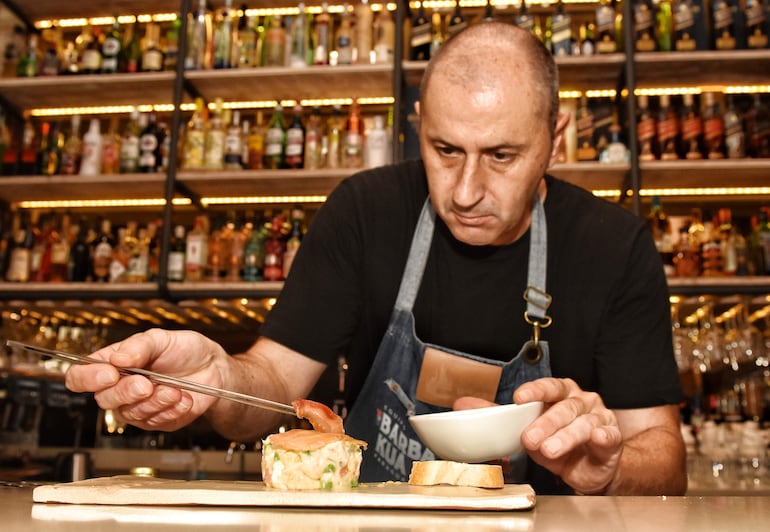 El chef José Torrijos, preparando un plato típico español, ensalada rusa con gránulos de surubí. La tapa, ese bocado que acompaña bien sea de tarde o por las noches a una bebida que se disfruta con amigos o familiares, será la embajadora de la gastronomía de España en Asunción, hasta el próximo domingo la primera ruta de la tapa.