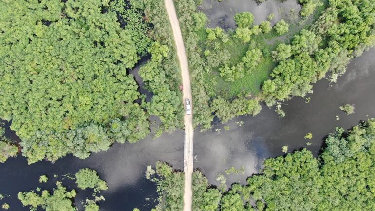 Los caminos construidos en forma indiscriminada actúan como represas al impedir el escurrimiento del río Picomayo.