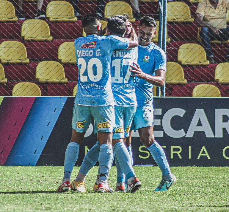 Sergio Unrein es felicitado por Diego Godoy (20), Fernando Escobar (17) y Ramón Coronal. (Foto: Resistencia)