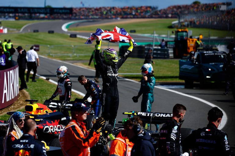 El británico Lewis Hamilton, de Mercedes, celebra nuevamente en Silverstone.