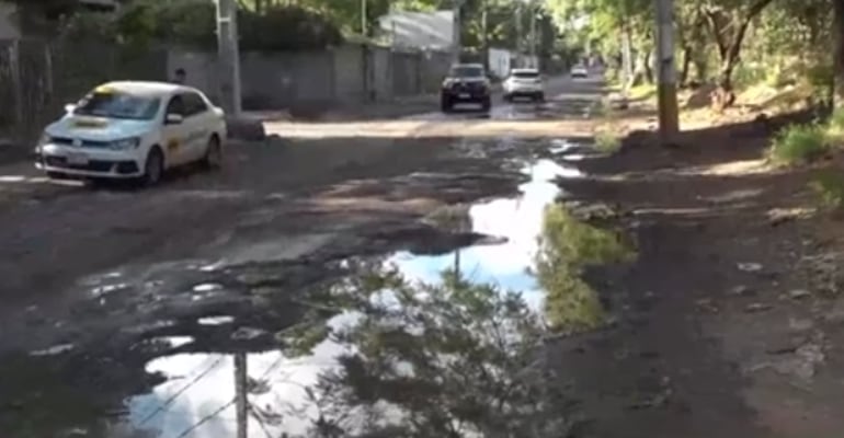 Cloaca a cielo abierto en el barrio Bella Vista de Asunción.