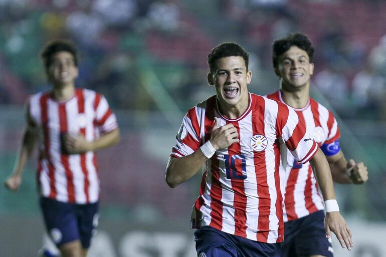 Carlos Franco festeja su gol para la selección Sub 15 de Paraguay