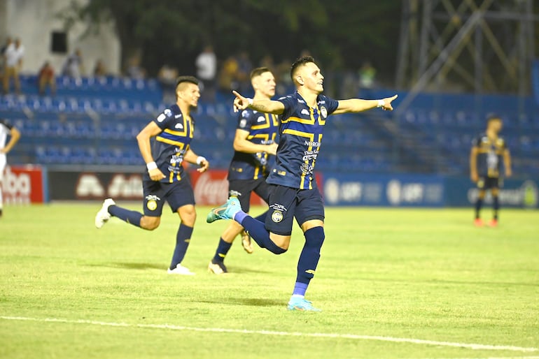 Alex Álvarez, jugador de Sportivo Trinidense, festeja un gol en un partido contra Tacuary en el fútbol paraguayo en el estadio Luis Alfonso Giagni, en Villa Elisa, Paraguay.