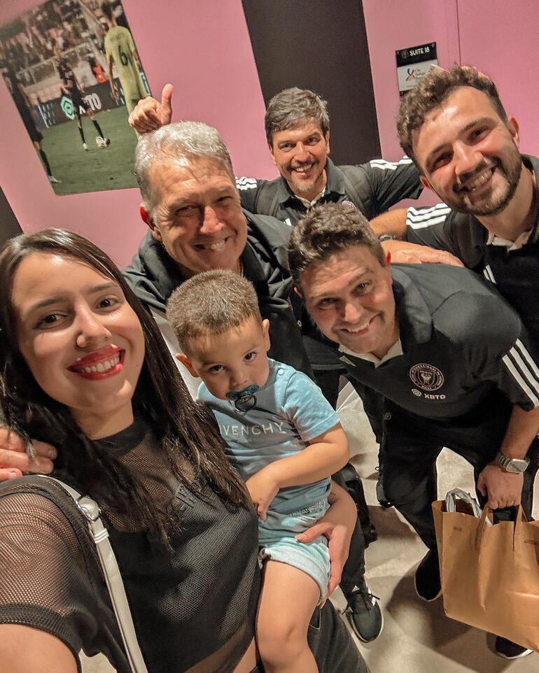 Alexia Notto y Francesco junto al DT del Inter Miami, Tata Martino, y su equipo técnico. (Instagram/Alexia Notto)