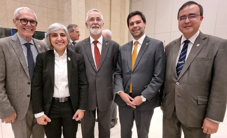 Daniel Nasta, Linda Taiyen, el embajador de Brasil Antonio Marcondes de Carvallo, Diego Brítez y Eduardo Ishibashi. 