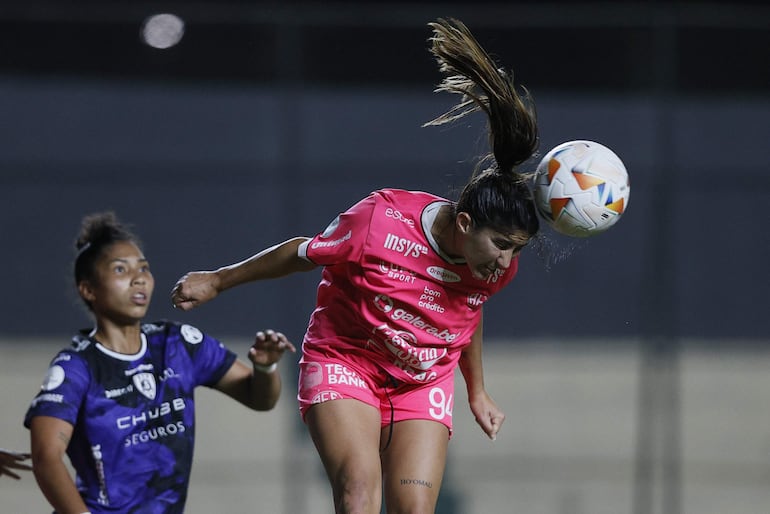 AMDEP8341. ASUNCIÓN (PARAGUAY), 04/10/2024.- Katiuscia (d) de Ferroviária rechaza el balón este viernes, en un partido de la Copa Libertadores Femenina entre Ferroviária y Independiente del Valle (IDV) en el estadio Arsenio Erico en Asunción (Paraguay). EFE/ Juan Pablo Pino
