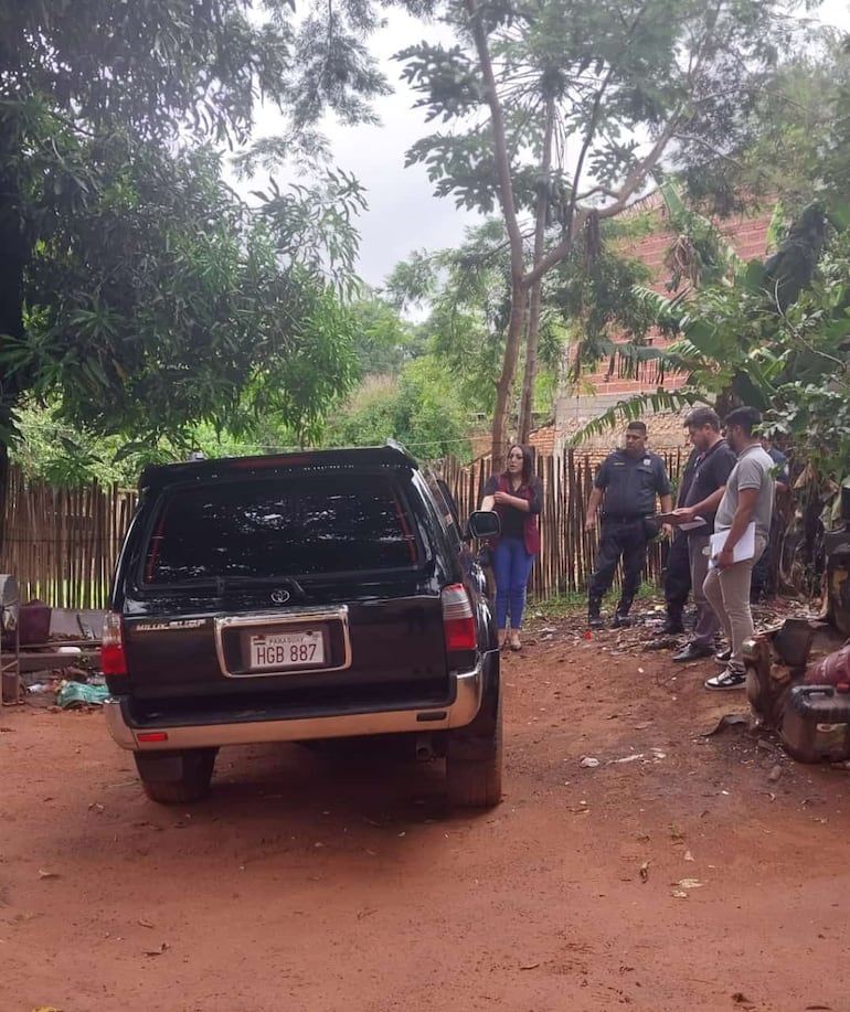 Agentes del Ministerio Público y de la Policía encuentran la camioneta Toyota Hilux Surf en la misma propiedad, donde el sospechoso acostumbra guardar todos sus vehículos.