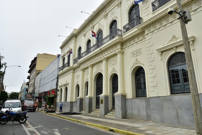 Así se veía la sede de la Cancillería al mediodía, ya sin cables.