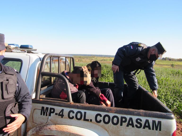 Un total de seis presuntos invasores, entre ellos dos adolescentes, fueron detenidos y procesados.