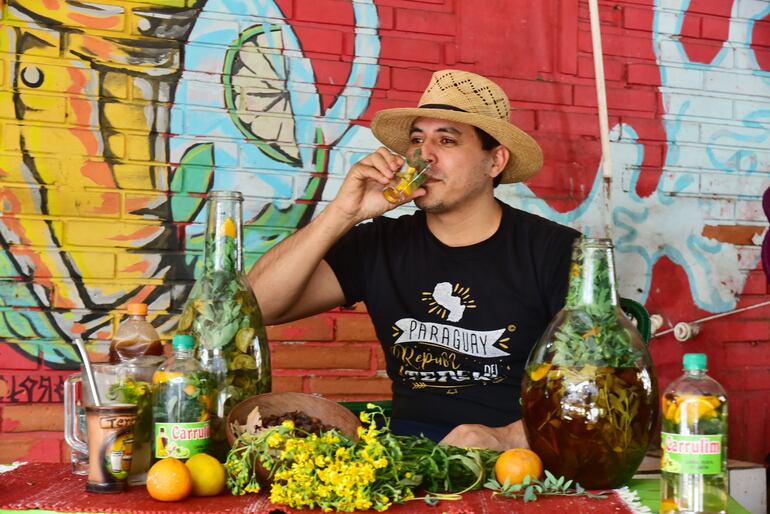 Javier Torres creador del Paseo de los Yuyos y Tereré Literario del Mercado 4.